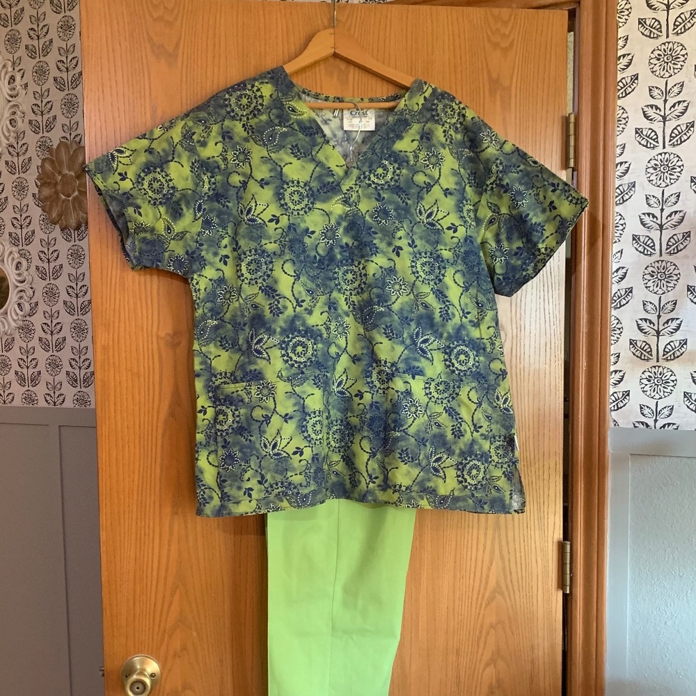 Crest Cottons Medical Scrubs 2 piece set Medium Floral V neck with pockets